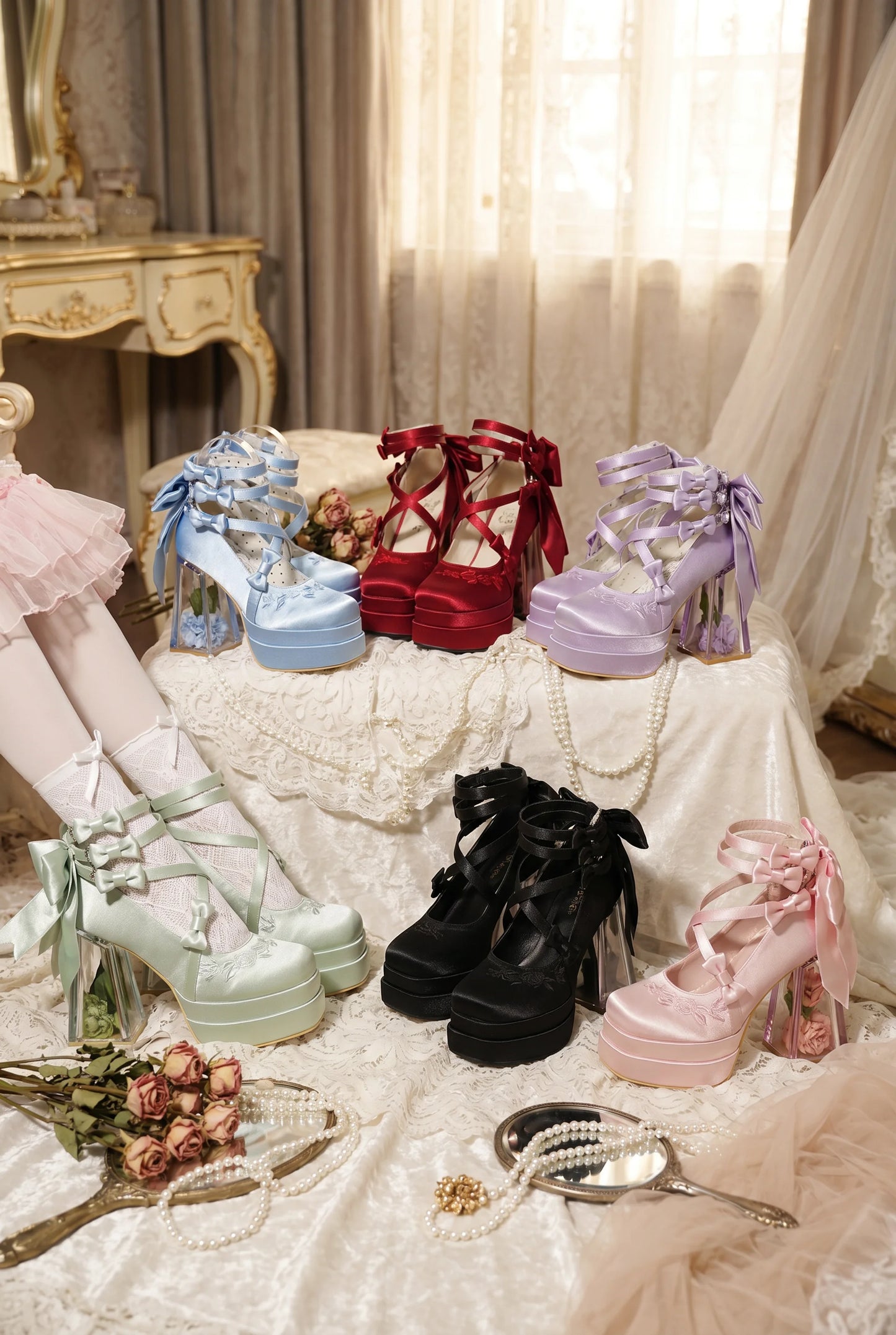 Tacones elegantes con flores de cristal