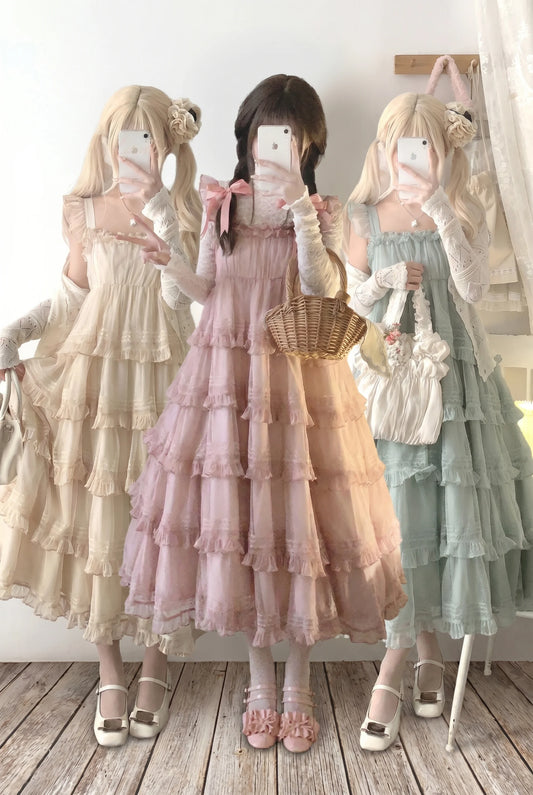 Mehrlagiges Kuchenkleid mit Spitze und hoher Taille