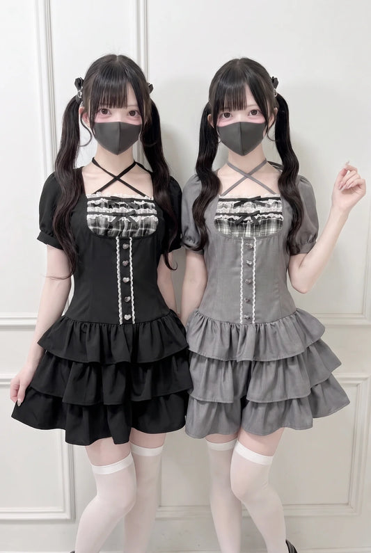 Vestido escalonado con pechera de encaje y lazo