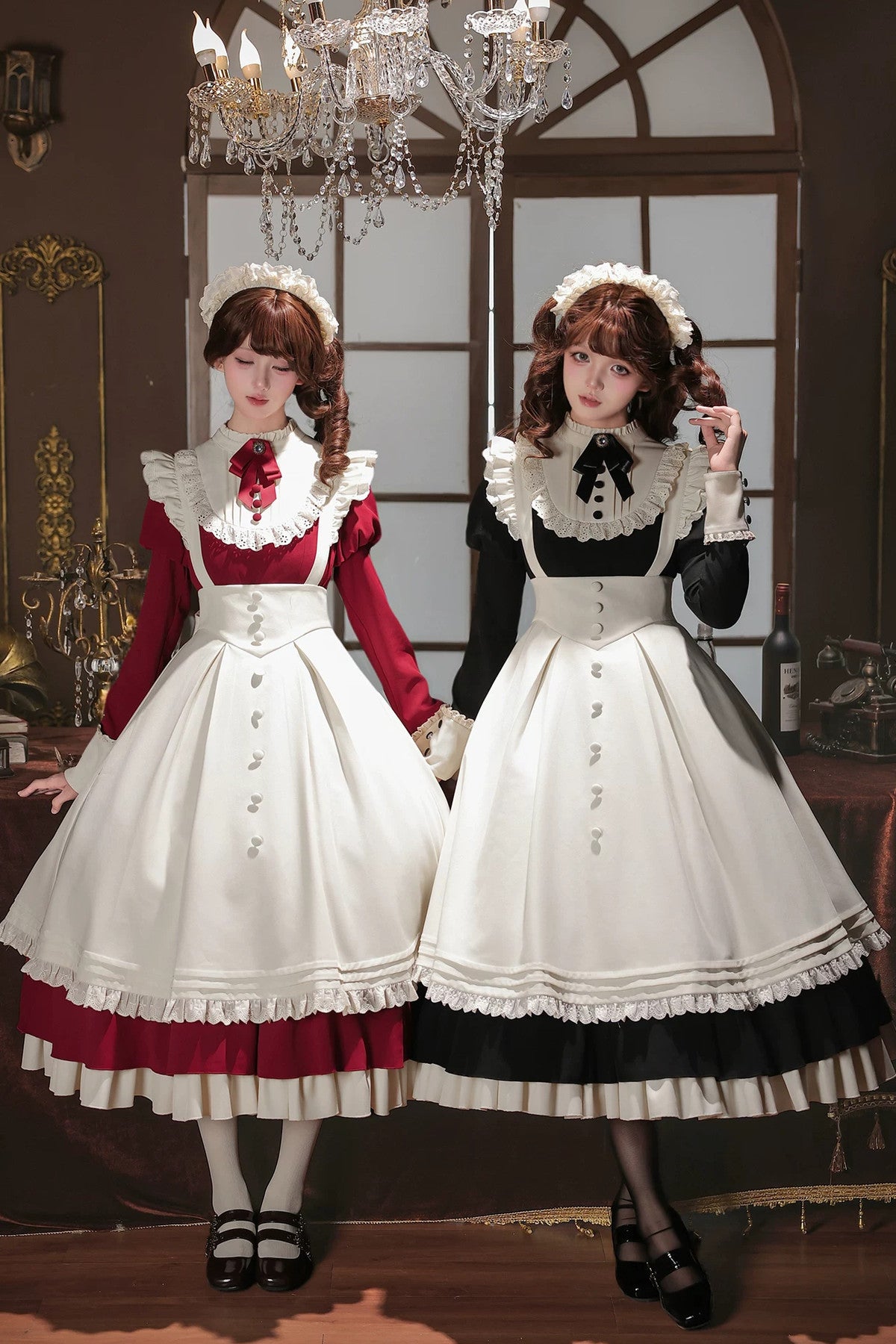Robe tablier de soubrette à col montant