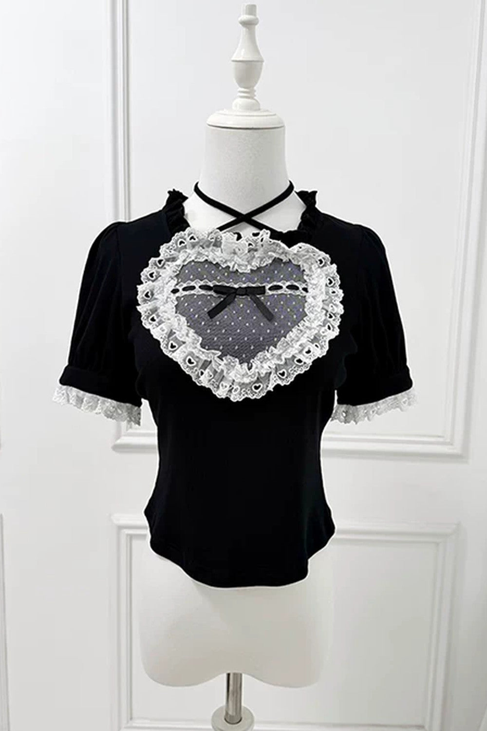 Haut en maille à dentelle, cœur et nœud