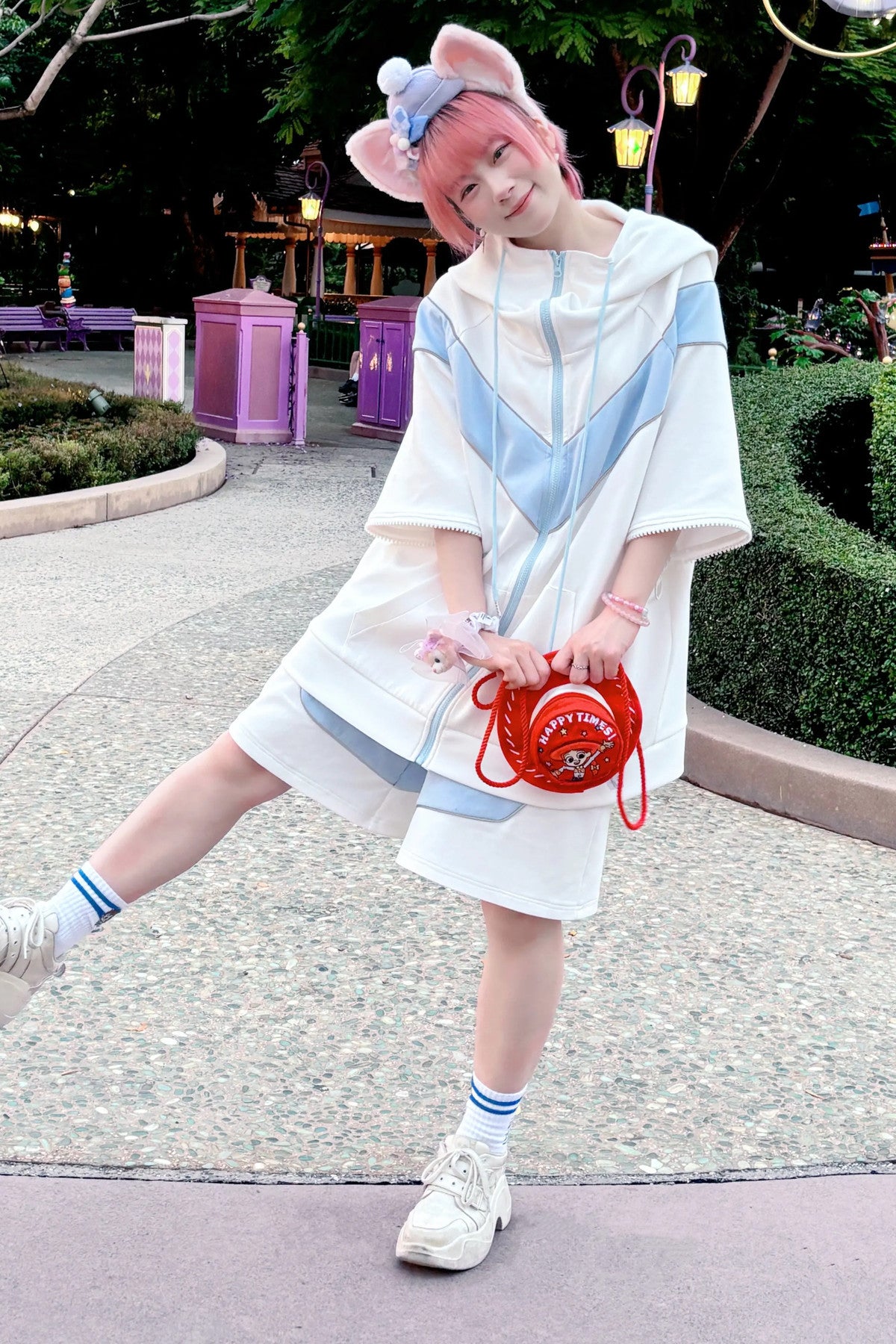 Set aus Kapuzen-Sweatshirt-Jacke und Shorts