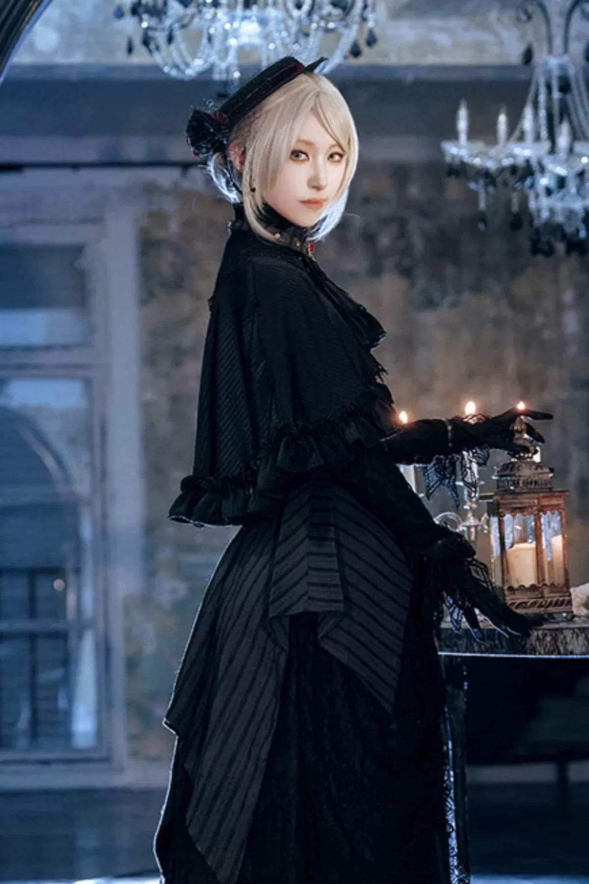 Gestreifter Gothic-Umhang mit abnehmbarem Schal