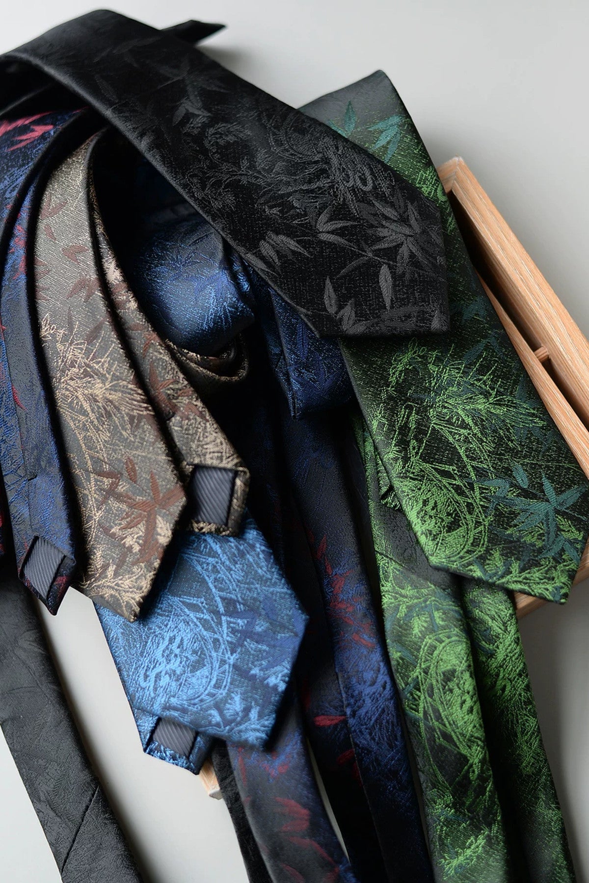 National Style Embroidered Pattern Tie