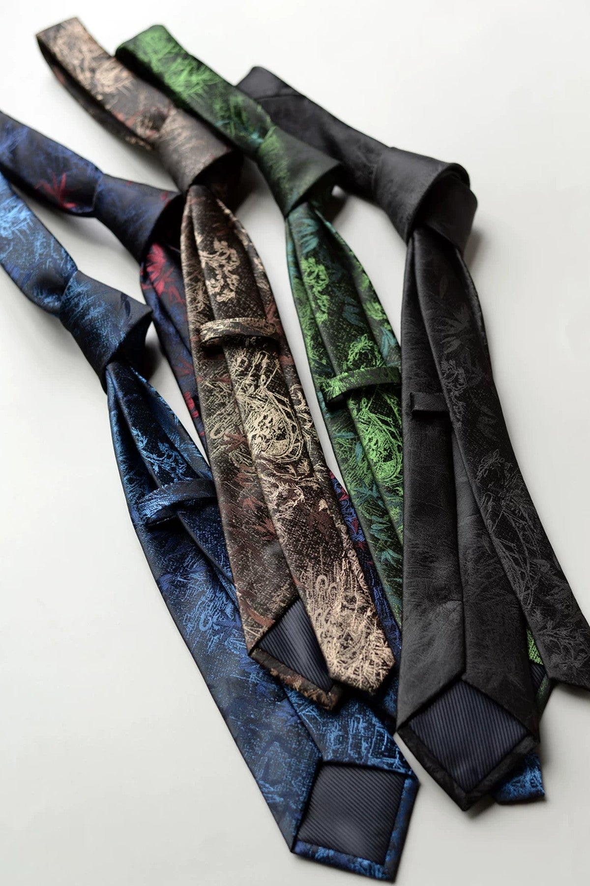 National Style Embroidered Pattern Tie