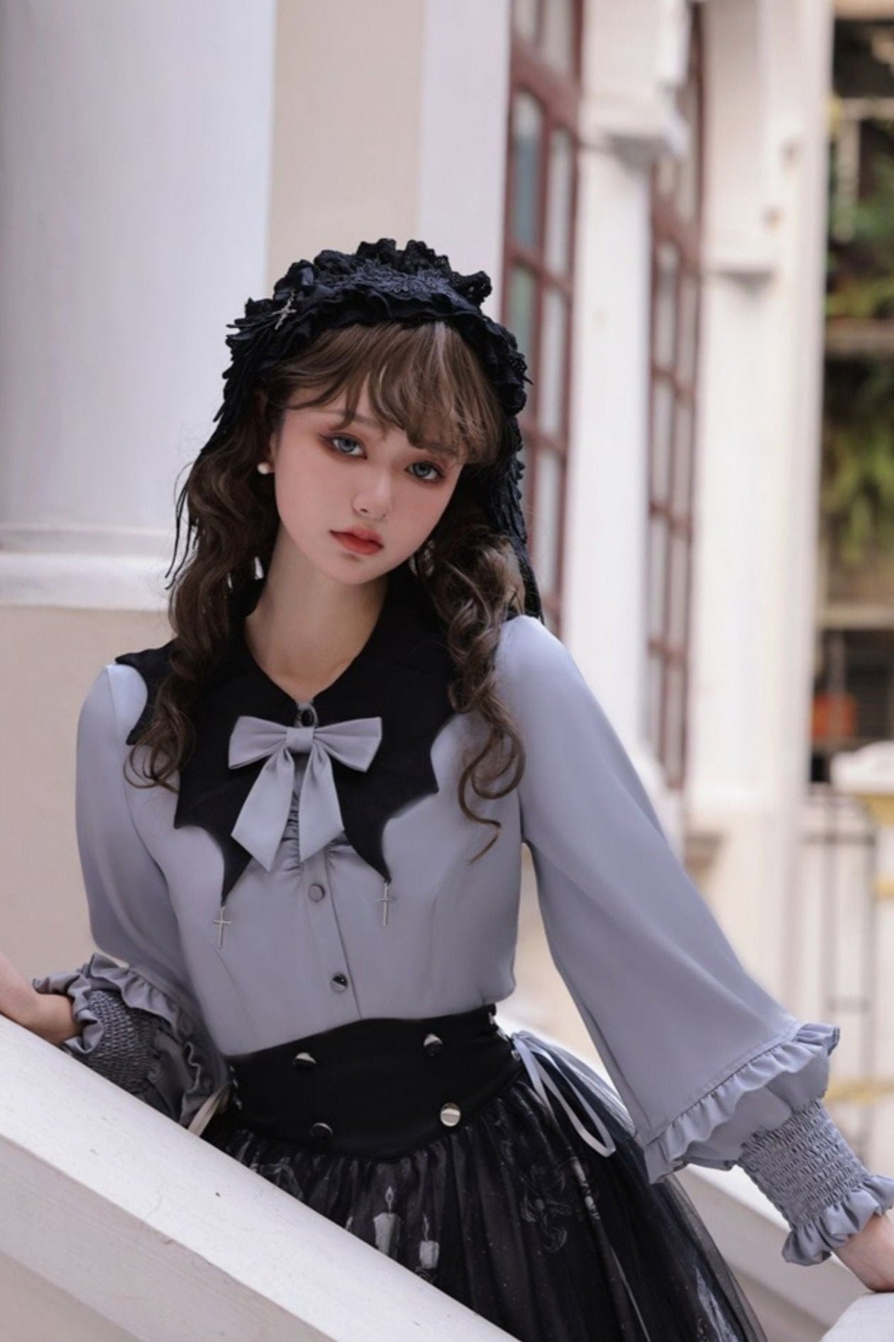 Cross motif bucket color ribbon blouse + side lace -up skirt