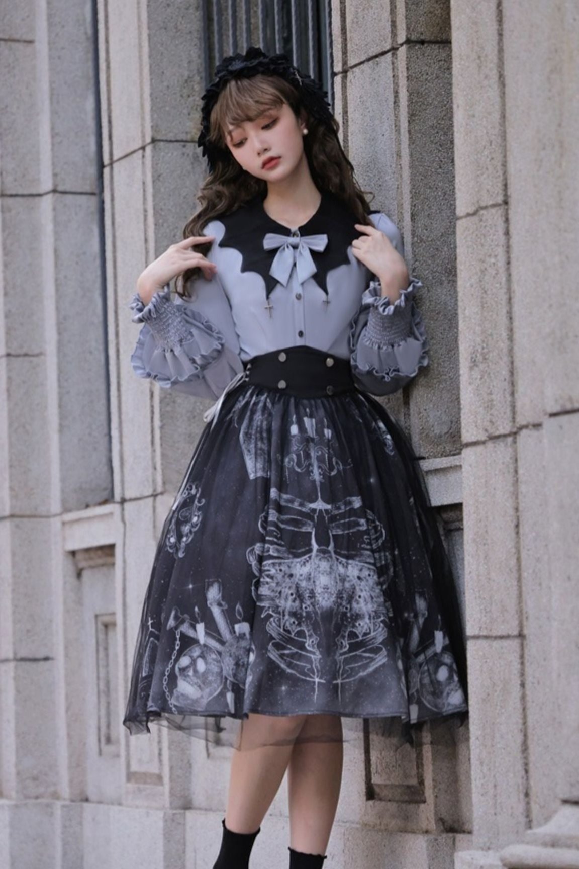 Cross motif bucket color ribbon blouse + side lace -up skirt