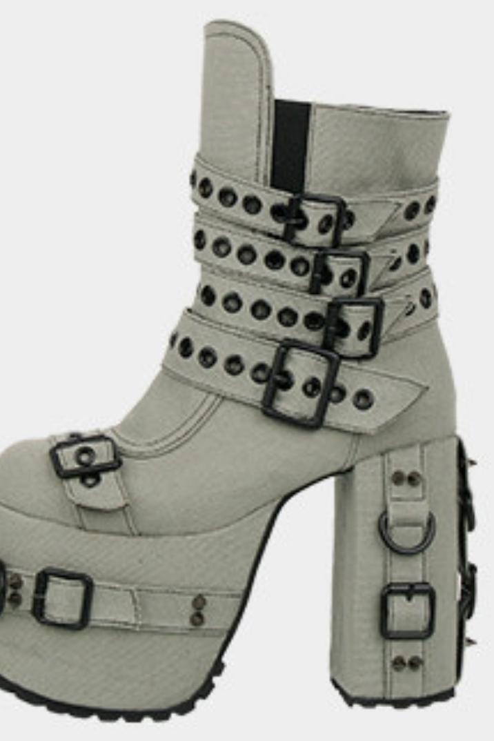 Plateau-Stiefel mit Nietenriemen