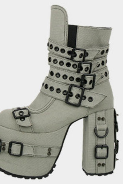 Plateau-Stiefel mit Nietenriemen