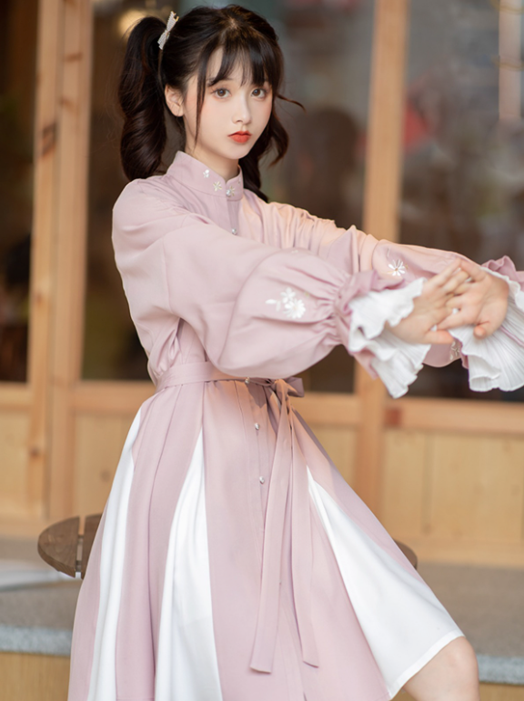 Robe douce brodée de fleurs à manches volumineuses de style chinois