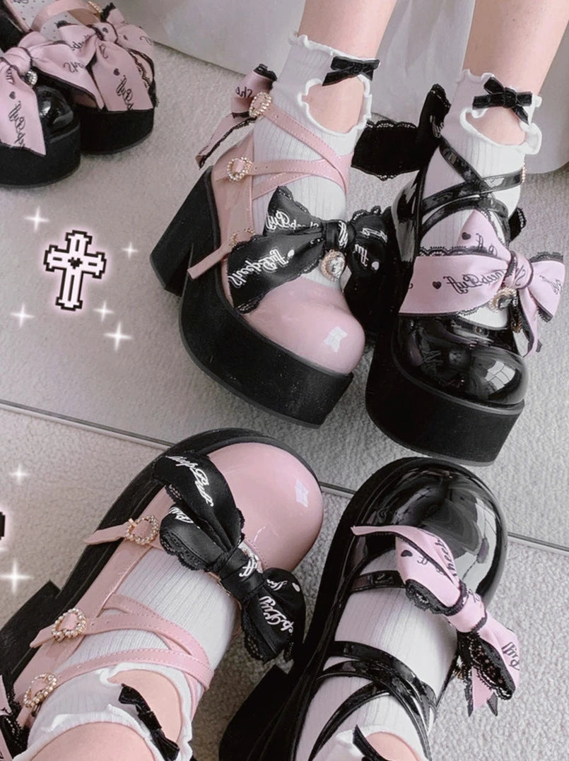 [Date limite de réservation : 20 mars] Chaussures à plateforme en ruban noir et rose orné de bijoux.