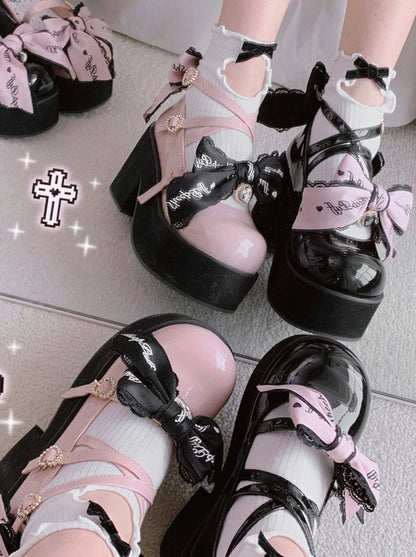 [Date limite de réservation : 20 mars] Chaussures à plateforme en ruban noir et rose orné de bijoux.