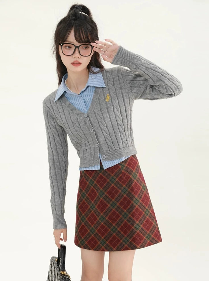 College Style Cable Slim V-Neck Sweater