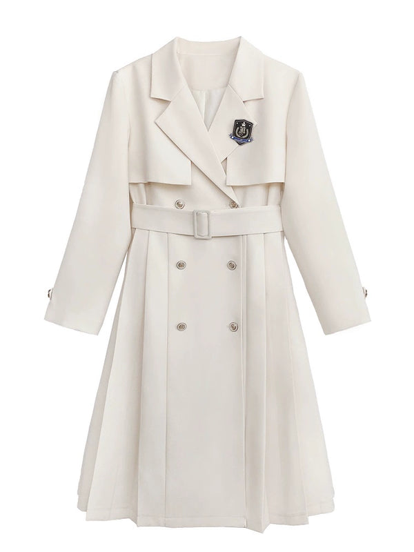 カレッジアプリコットトレンチコート＋メタルバッジ＋ブラックエンブロイダリーリボンシャツ＋プリーツスカート