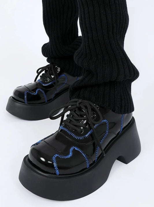 Chaussures design en mode bleu foncé