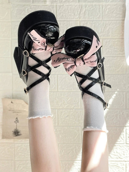 [Date limite de réservation : 20 mars] Chaussures à plateforme en ruban noir et rose orné de bijoux.