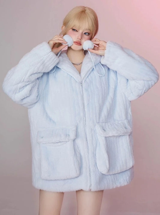 밀키 블루 먼 코트 + 모피 카미솔 탑 + 모피 짧은 바지