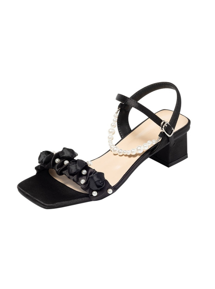 Schwarze Rosenblüten-Perlen-Sandalen