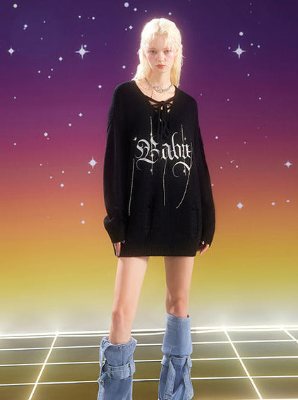 CHAIN ​​STRAP GOTHIC LOGO EMBROIDERED KNIT SWEATER 