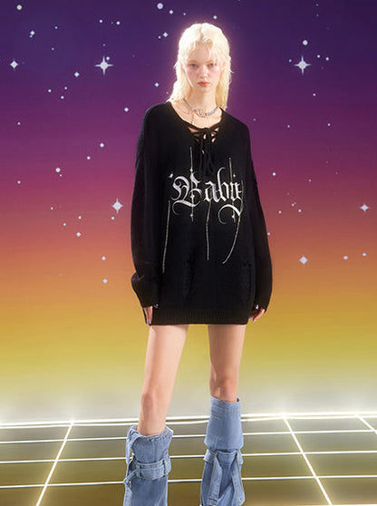 CHAIN ​​STRAP GOTHIC LOGO EMBROIDERED KNIT SWEATER 