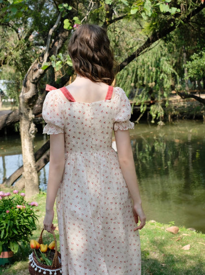 Robe à fleurs rouges avec ruban d'épaule