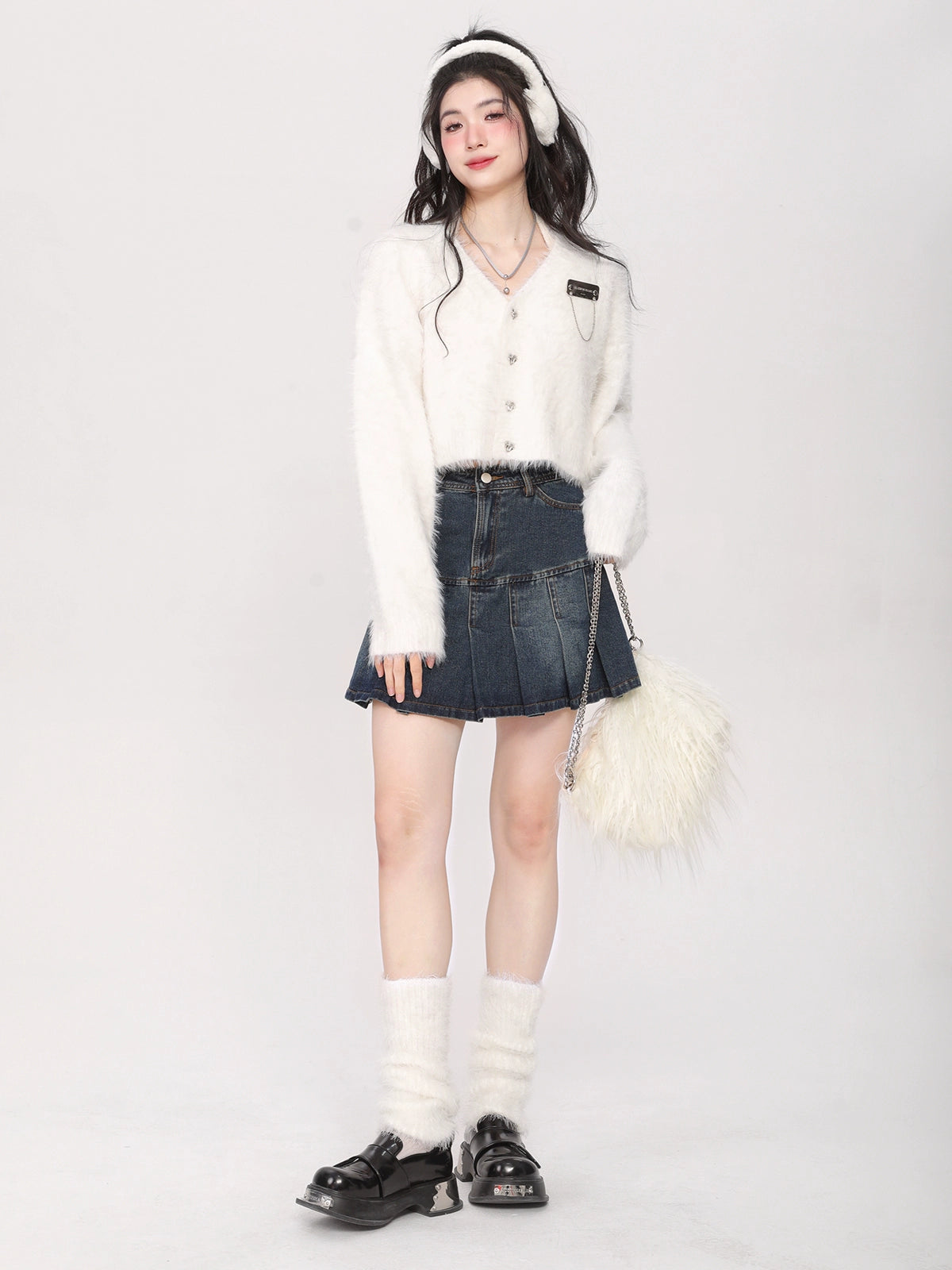 Milky Short V-Neck Loose Knit Cardigan