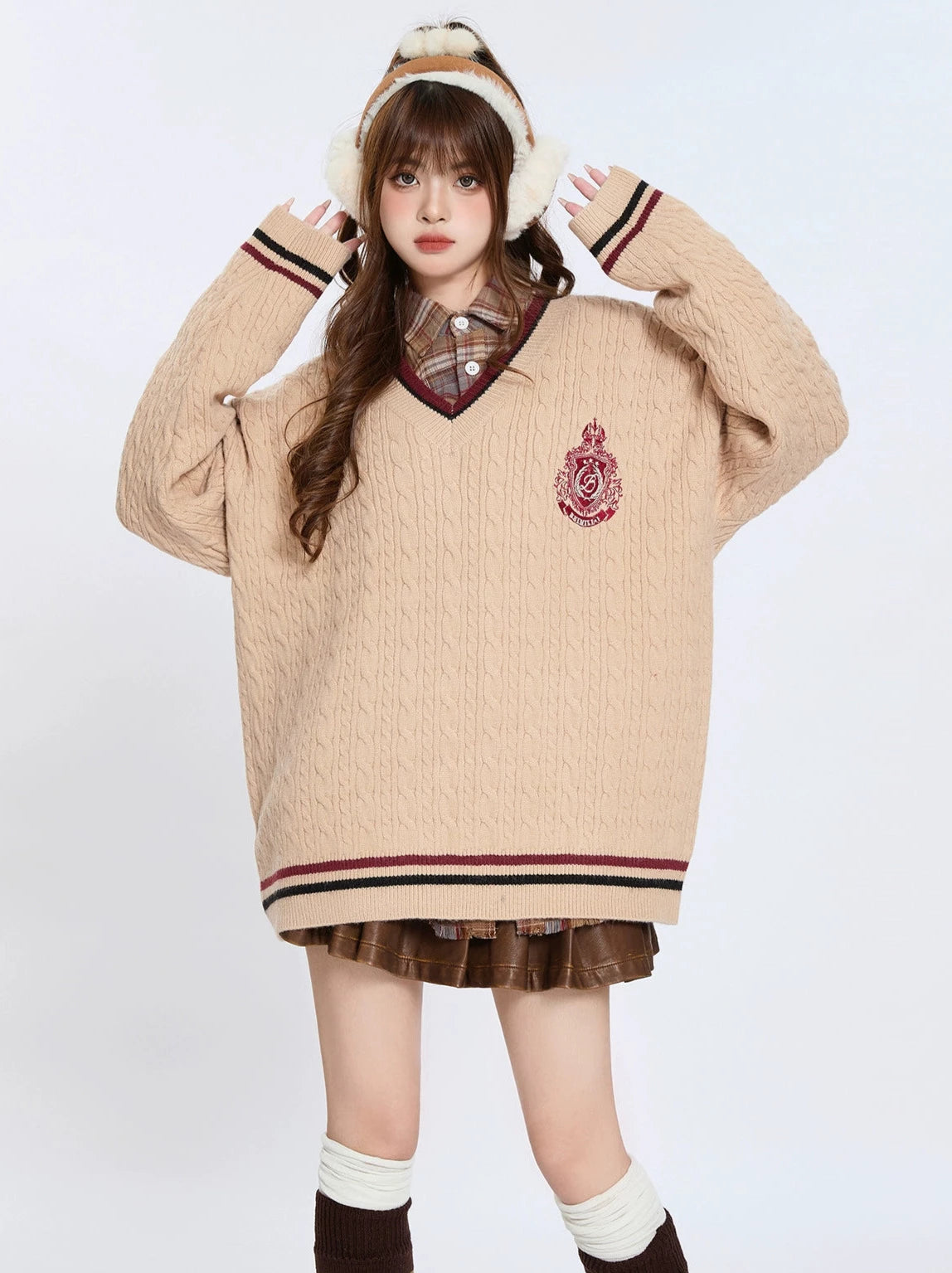 American College Style Emblem V-Neck Loose Knit