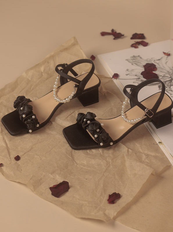 Schwarze Rosenblüten-Perlen-Sandalen