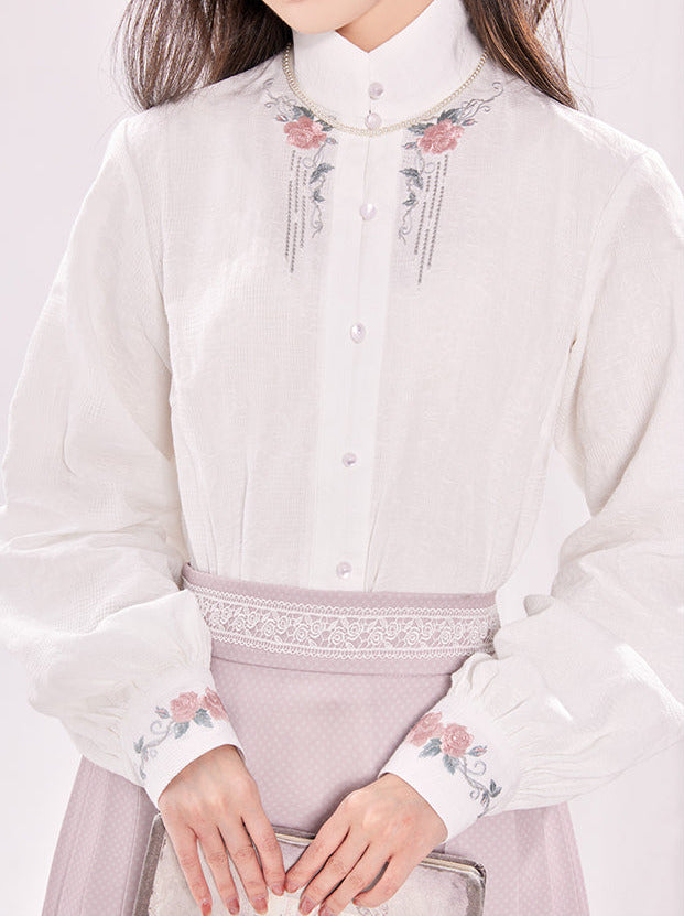 Cardigan en dentelle avec corsage + chemisier rose à col montant + jupe à plis creux
