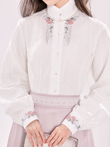 Cardigan en dentelle avec corsage + chemisier rose à col montant + jupe à plis creux