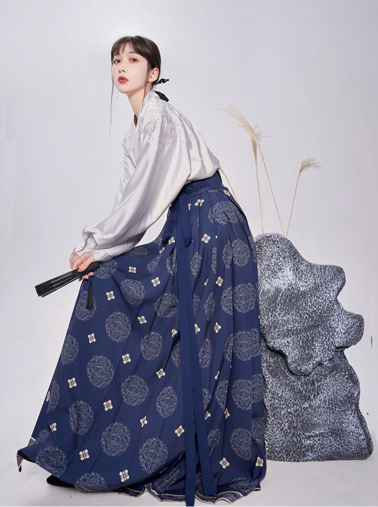 日式图案瓷器上衣 + 复古长裙