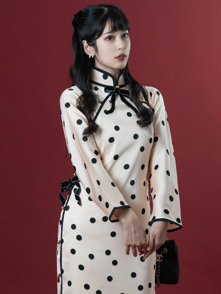 Polka Dot Waltz Zweireihiges Chinesisches Kleid