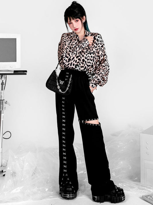 Pantalon large ouvert par une boucle métallique