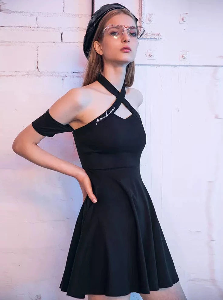 小黑领露肩短裙