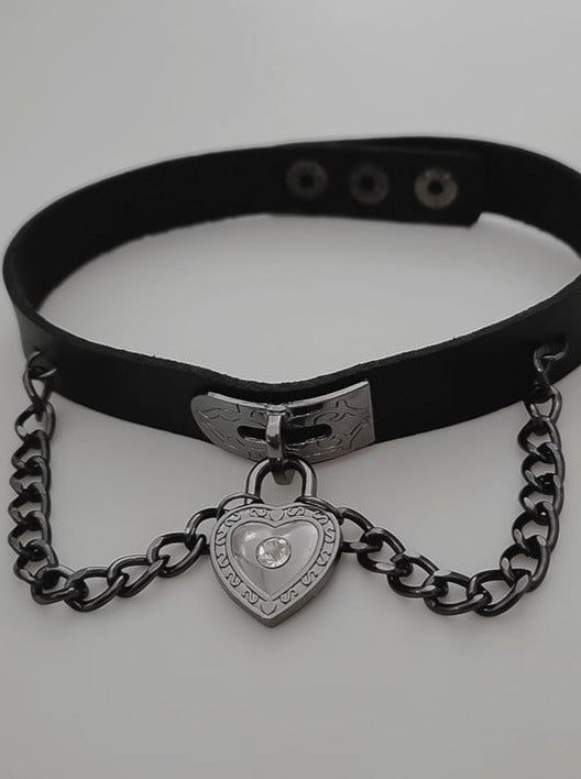 レザー調ハートパドロックチェーン地雷チョーカー