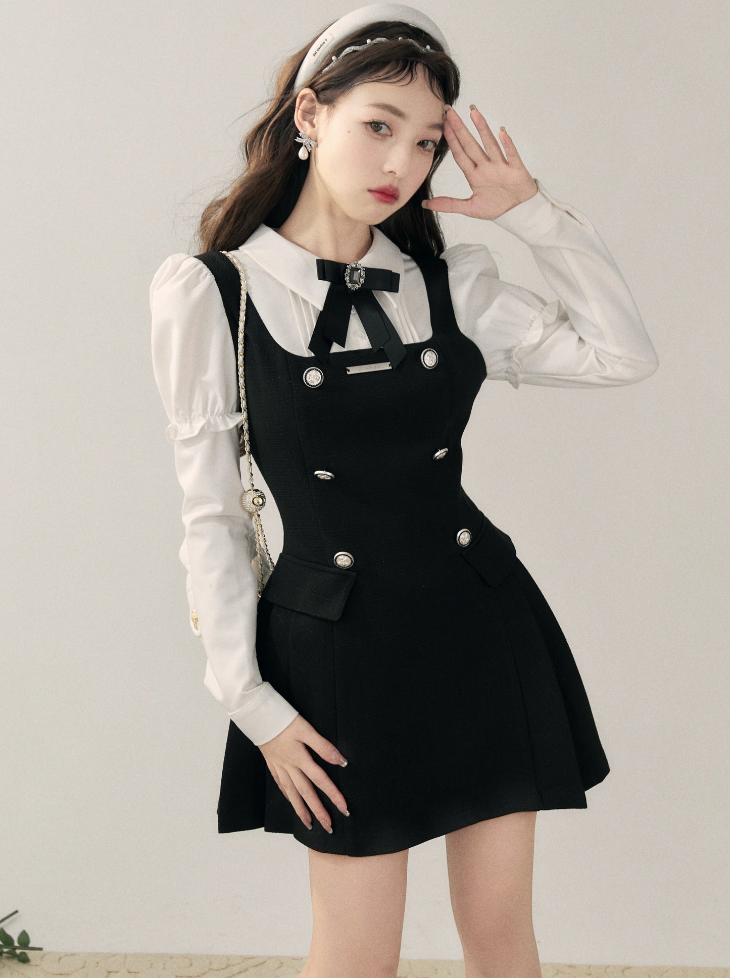 Monochrome ribbon puff sleeve