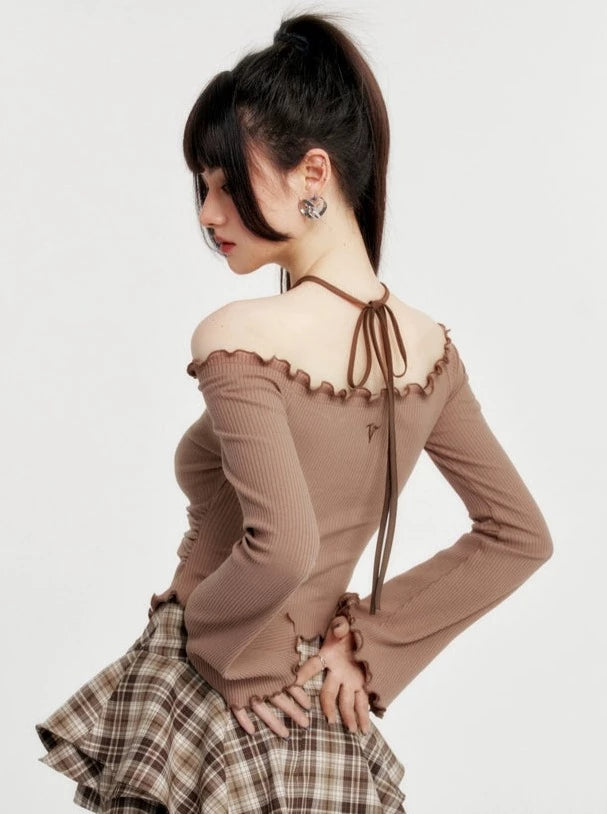 Off-the-shoulder tight top with neck ribbon