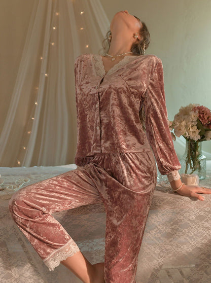 Loungewear aus Samt und Spitze