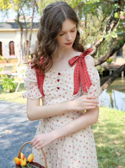 Robe à fleurs rouges avec ruban d'épaule