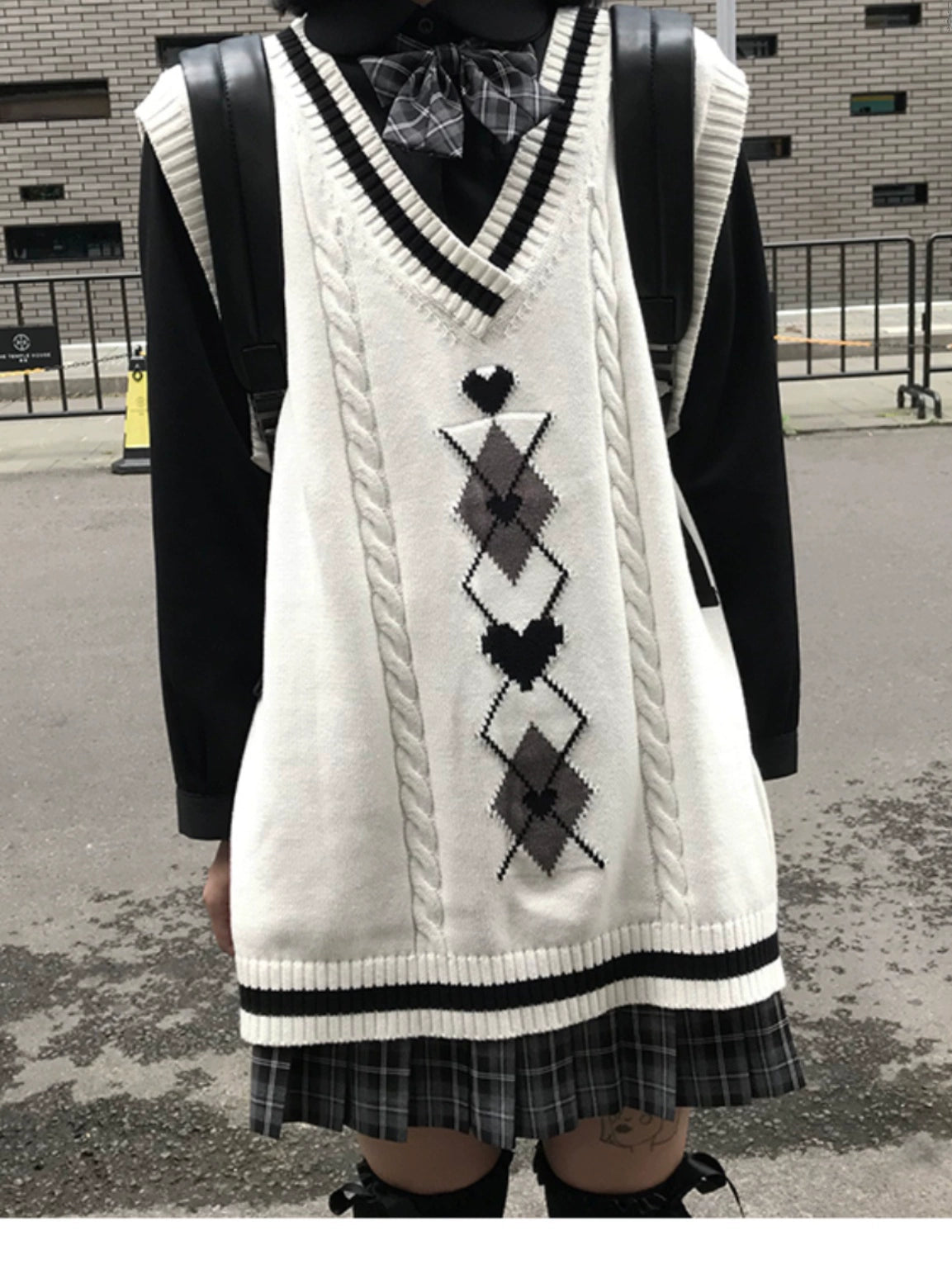 Love Diamond V-Neckline Knit Vest