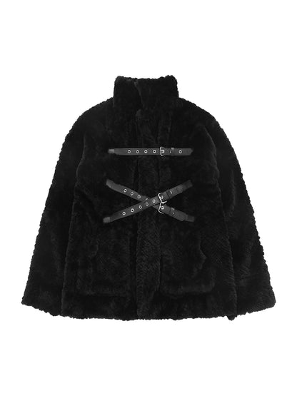 Dunkle coole Jacke aus Punk-Pelz mit Kreuzgürteln