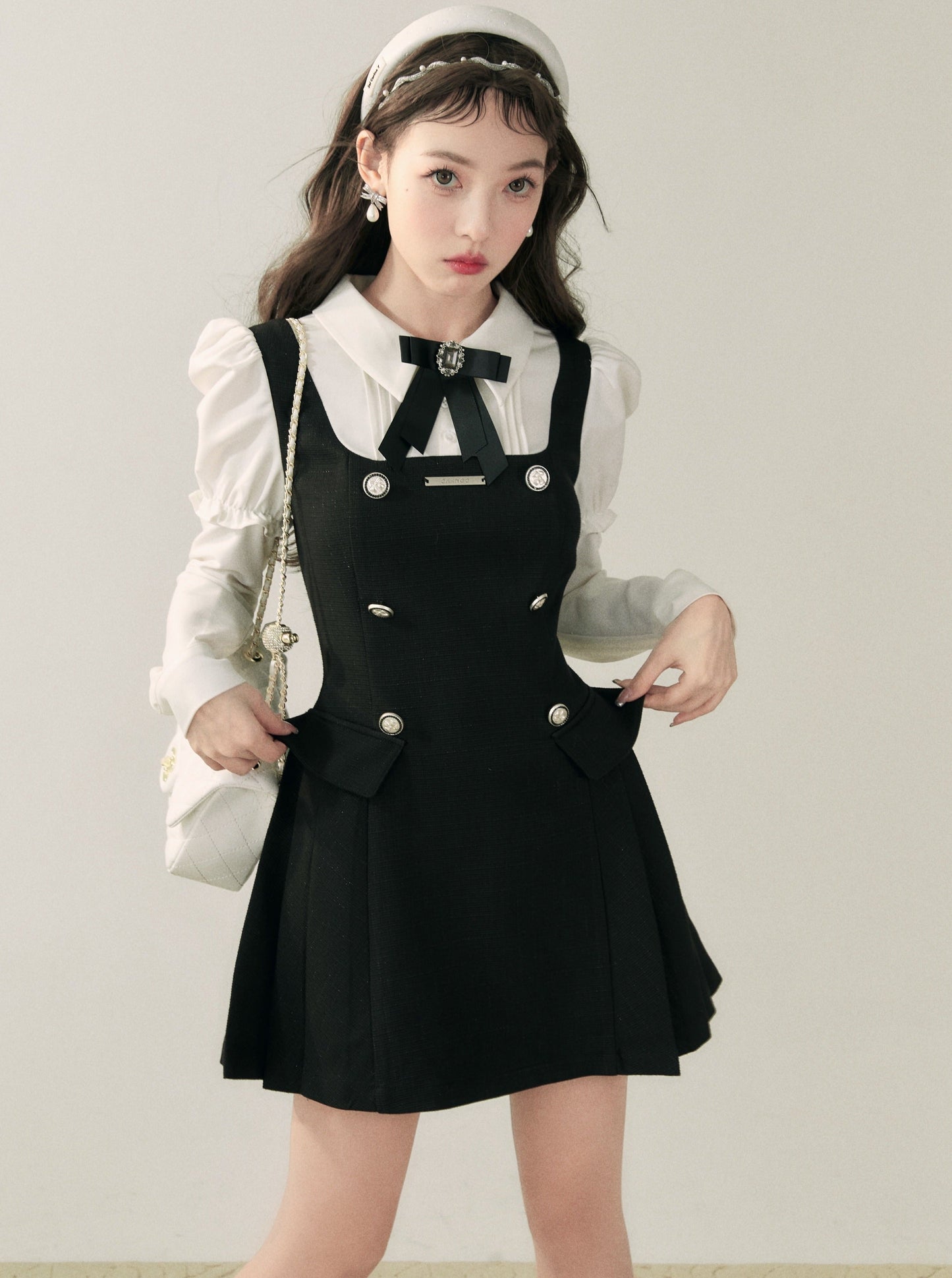 Monochrome ribbon puff sleeve