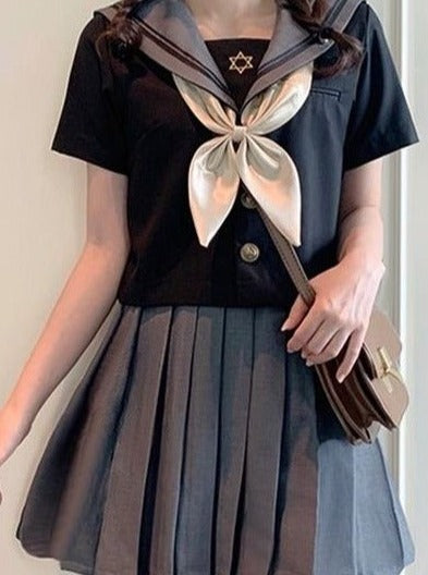 ヘキサグラムロゴセーラーシャツ＋プリーツスカート - LilyBlack