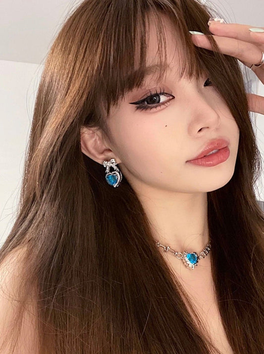 ハートリボンブルーキュービックアシメチェーンネックレス・シルバーニードルピアス・イヤリング - LilyBlack